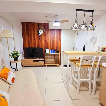 Acellyne'S Suites At The Residences At Commonwealth By Century Quezon City Bagian luar foto
