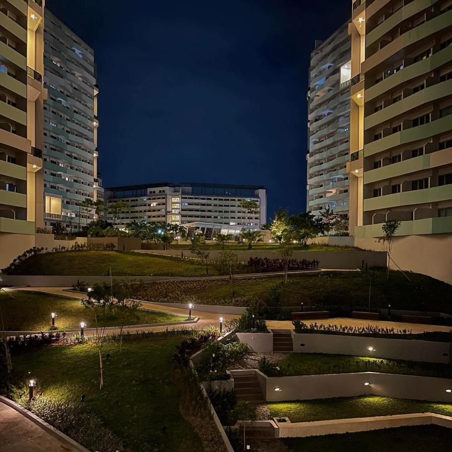 Acellyne'S Suites At The Residences At Commonwealth By Century Quezon City Bagian luar foto