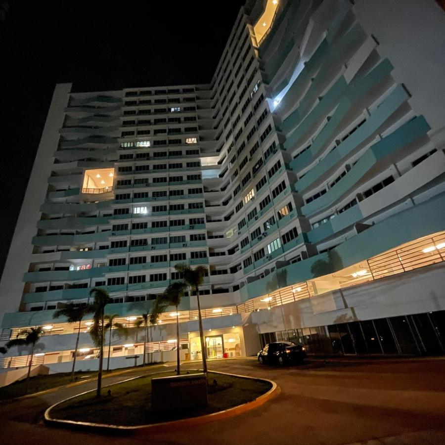 Acellyne'S Suites At The Residences At Commonwealth By Century Quezon City Bagian luar foto