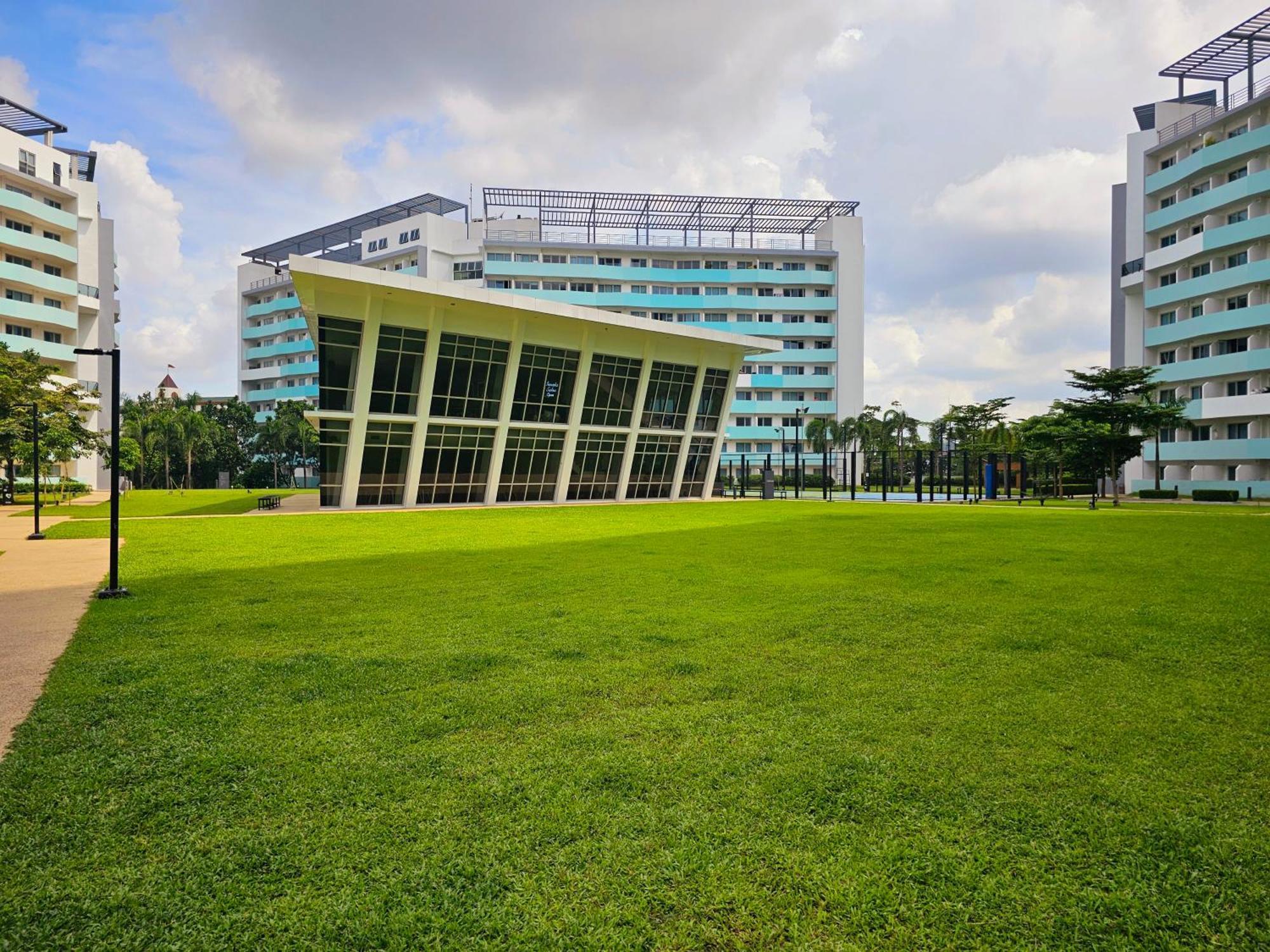 Acellyne'S Suites At The Residences At Commonwealth By Century Quezon City Bagian luar foto