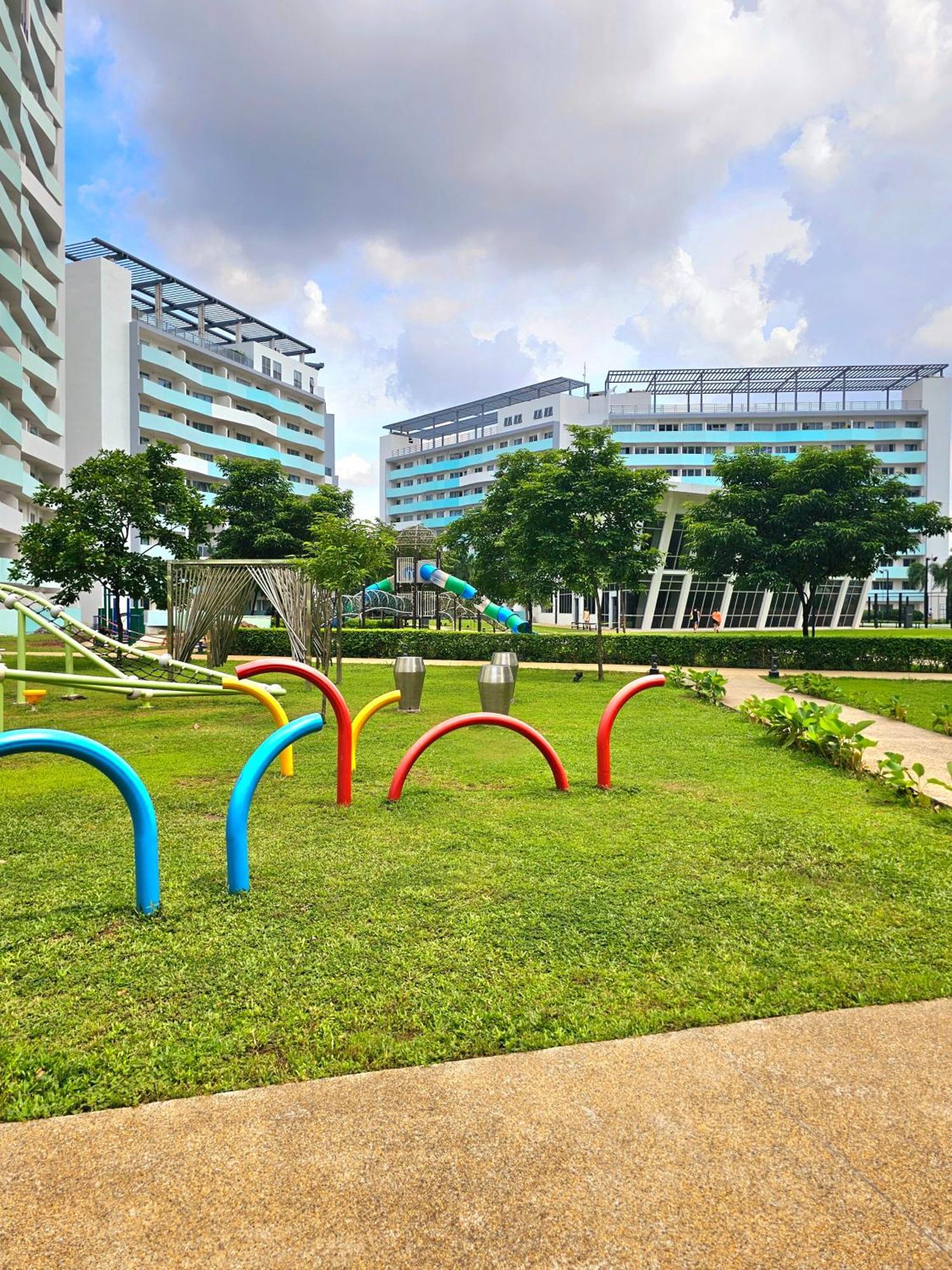 Acellyne'S Suites At The Residences At Commonwealth By Century Quezon City Bagian luar foto