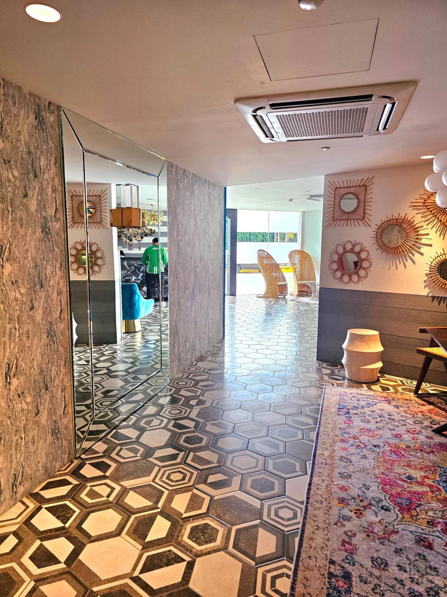 Acellyne'S Suites At The Residences At Commonwealth By Century Quezon City Bagian luar foto