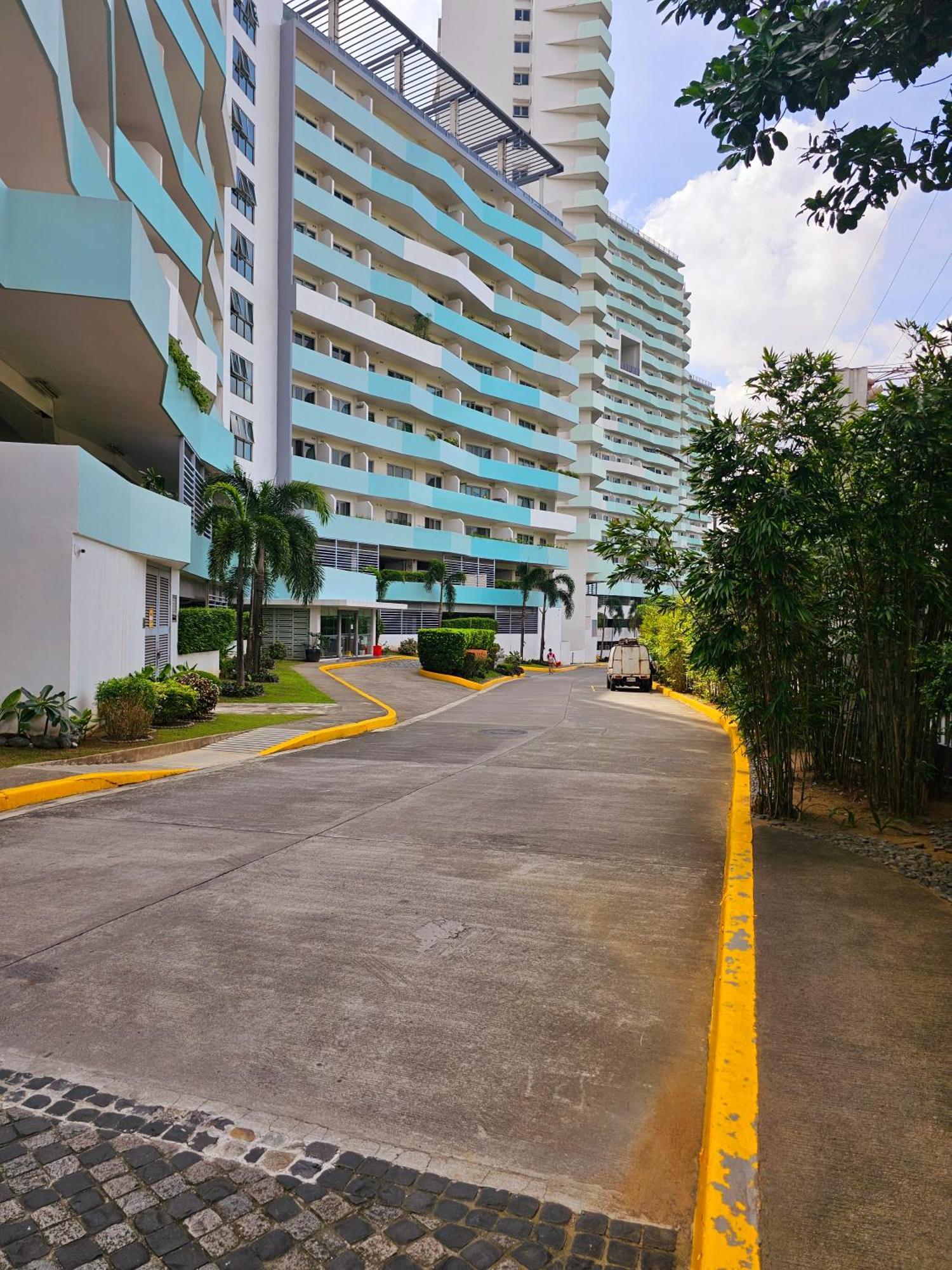 Acellyne'S Suites At The Residences At Commonwealth By Century Quezon City Bagian luar foto