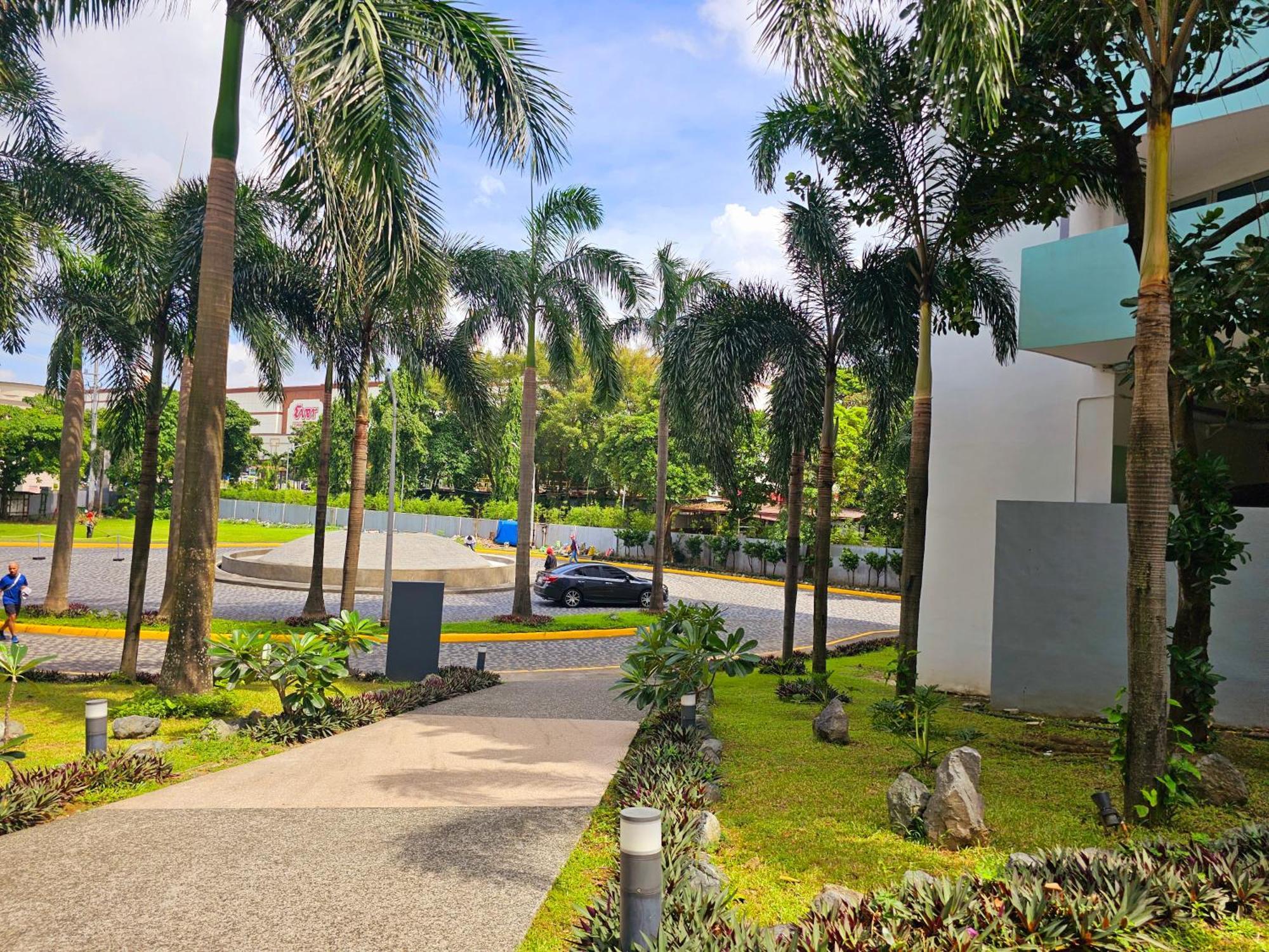Acellyne'S Suites At The Residences At Commonwealth By Century Quezon City Bagian luar foto