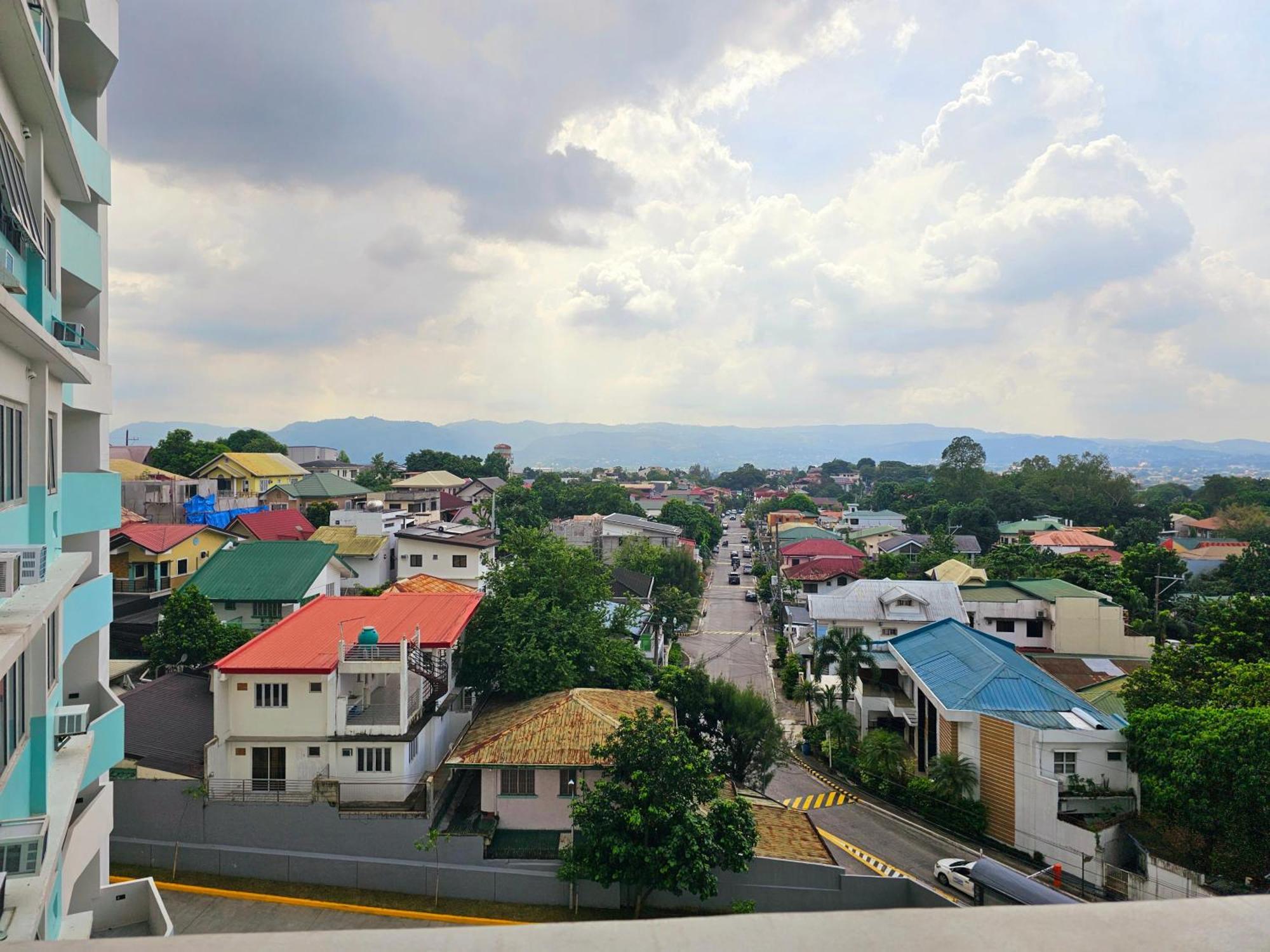 Acellyne'S Suites At The Residences At Commonwealth By Century Quezon City Bagian luar foto