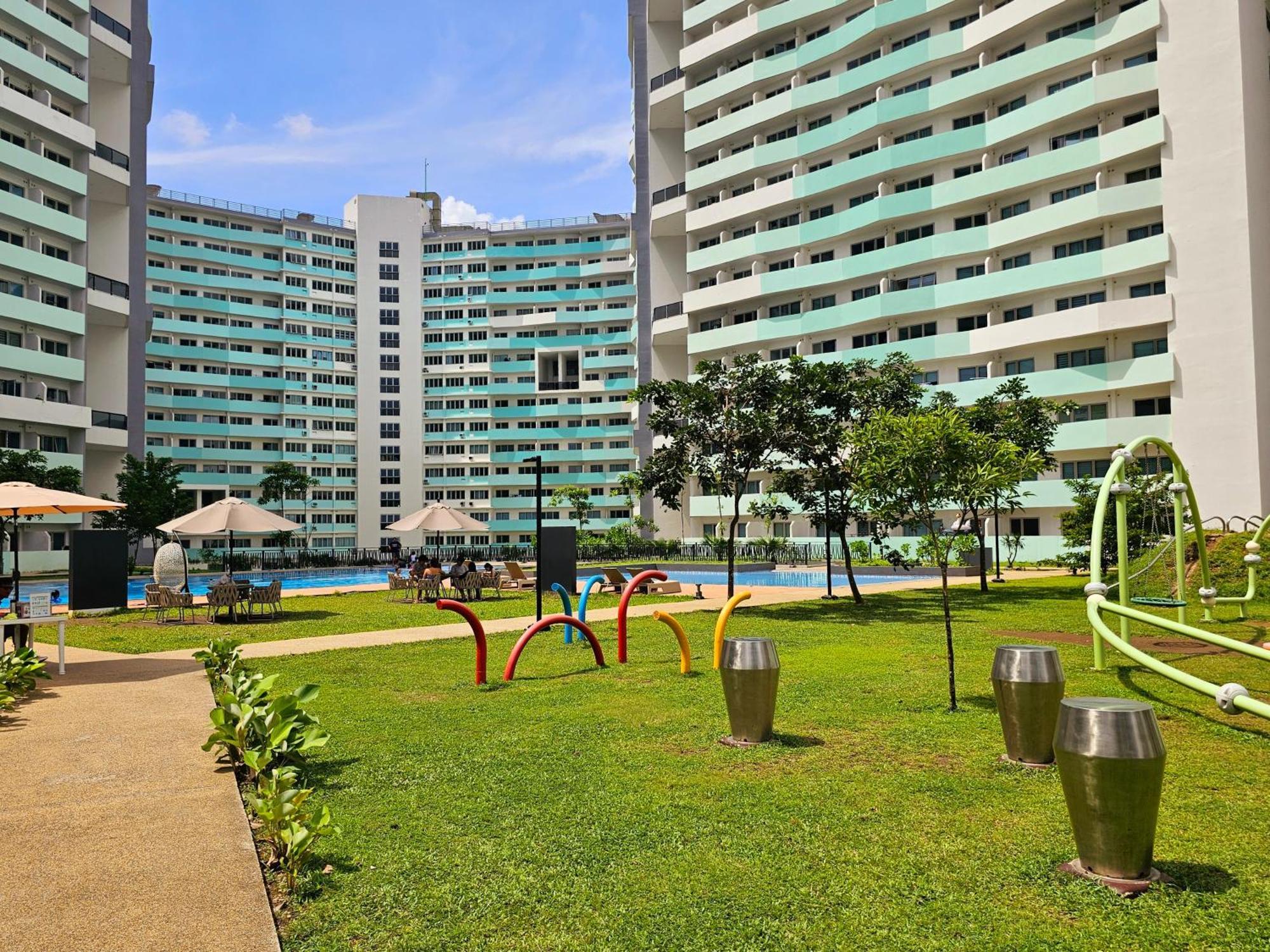 Acellyne'S Suites At The Residences At Commonwealth By Century Quezon City Bagian luar foto