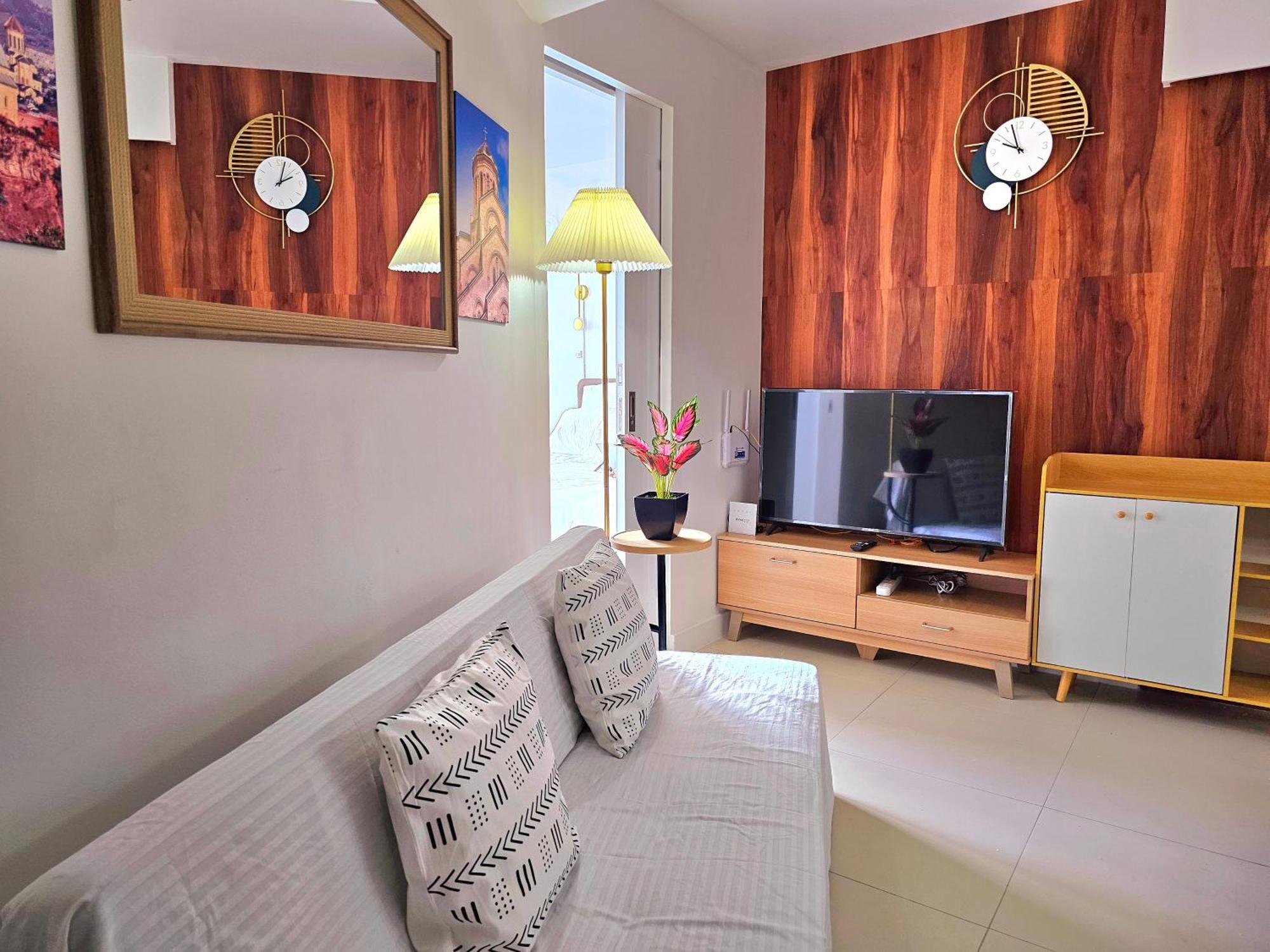 Acellyne'S Suites At The Residences At Commonwealth By Century Quezon City Bagian luar foto