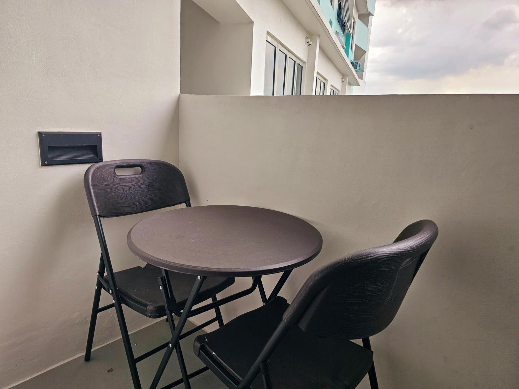 Acellyne'S Suites At The Residences At Commonwealth By Century Quezon City Bagian luar foto