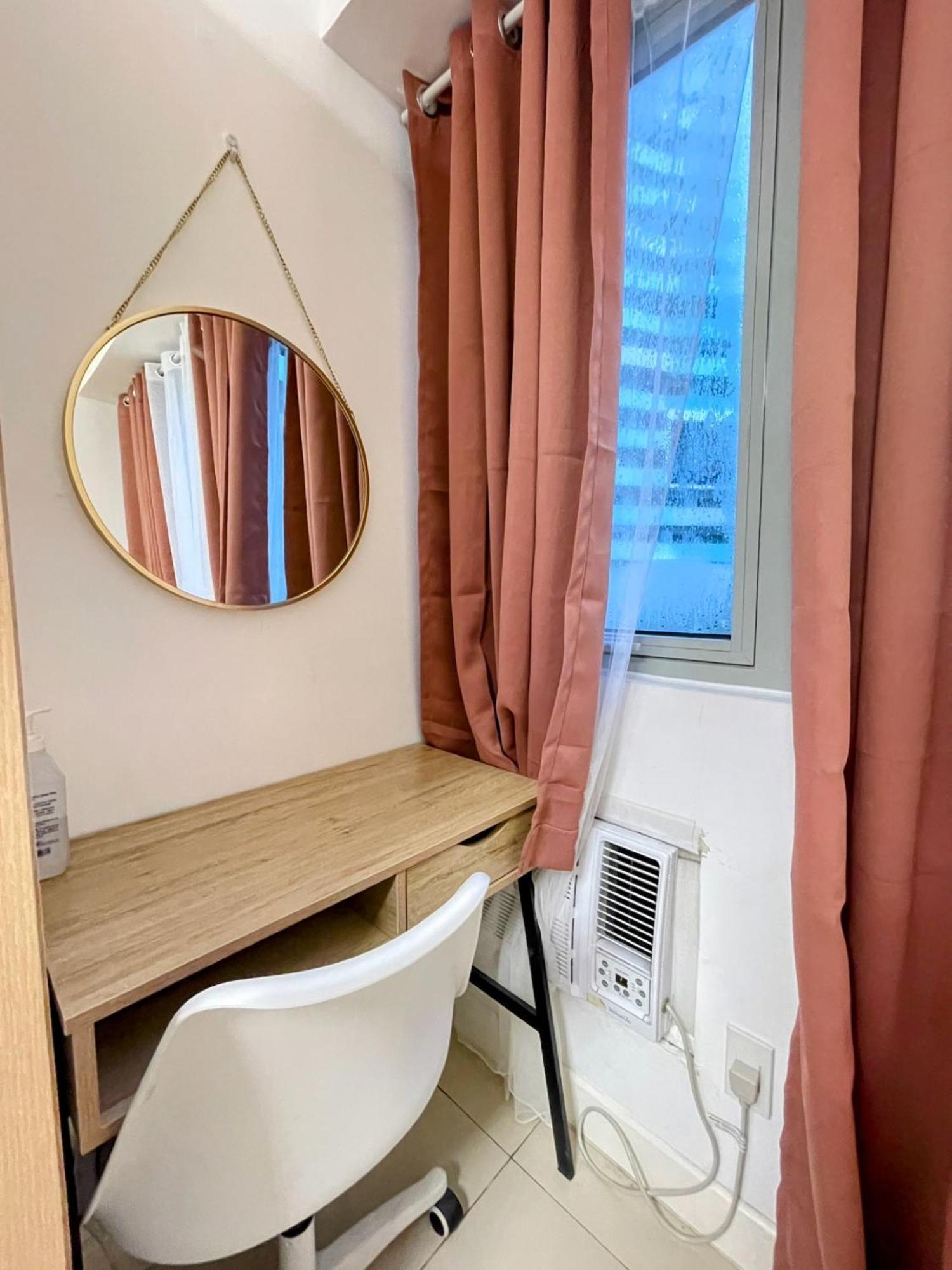 Acellyne'S Suites At The Residences At Commonwealth By Century Quezon City Ruang foto