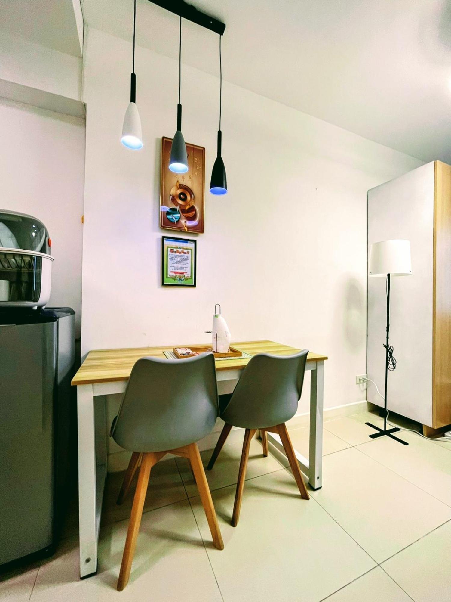 Acellyne'S Suites At The Residences At Commonwealth By Century Quezon City Ruang foto
