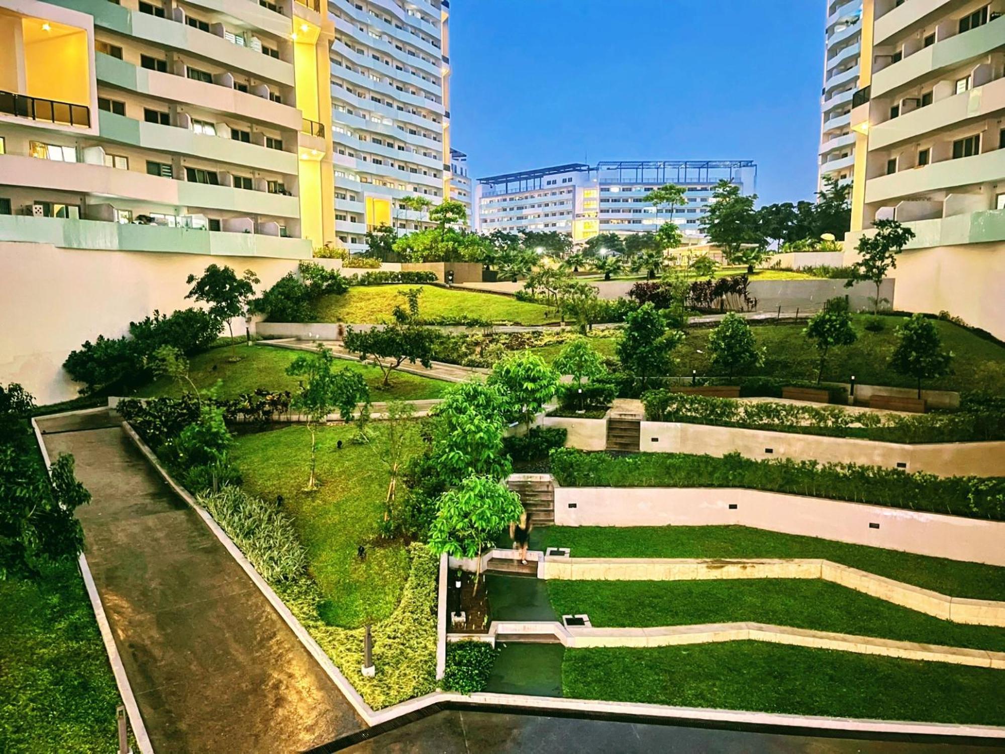 Acellyne'S Suites At The Residences At Commonwealth By Century Quezon City Bagian luar foto