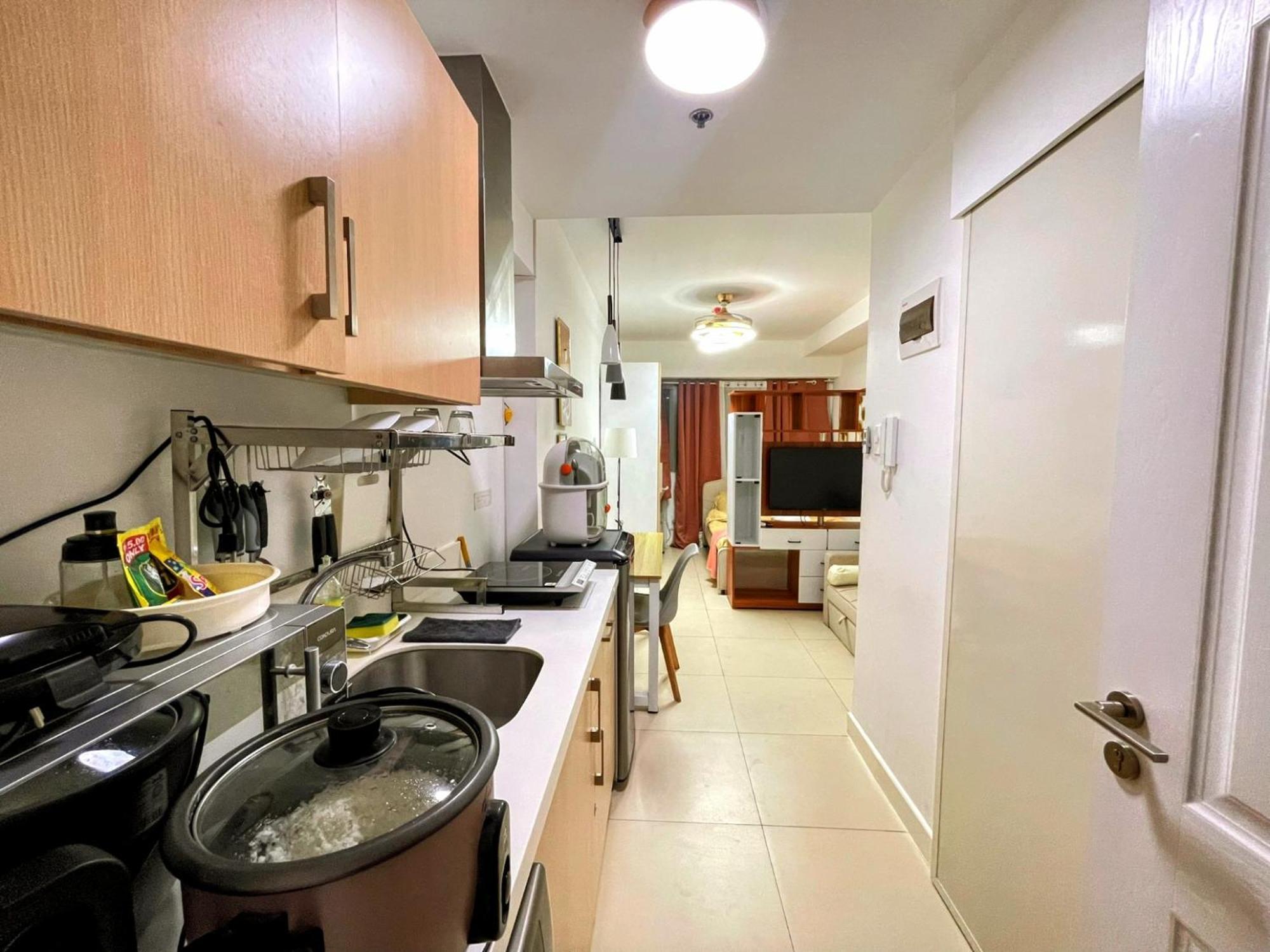Acellyne'S Suites At The Residences At Commonwealth By Century Quezon City Ruang foto