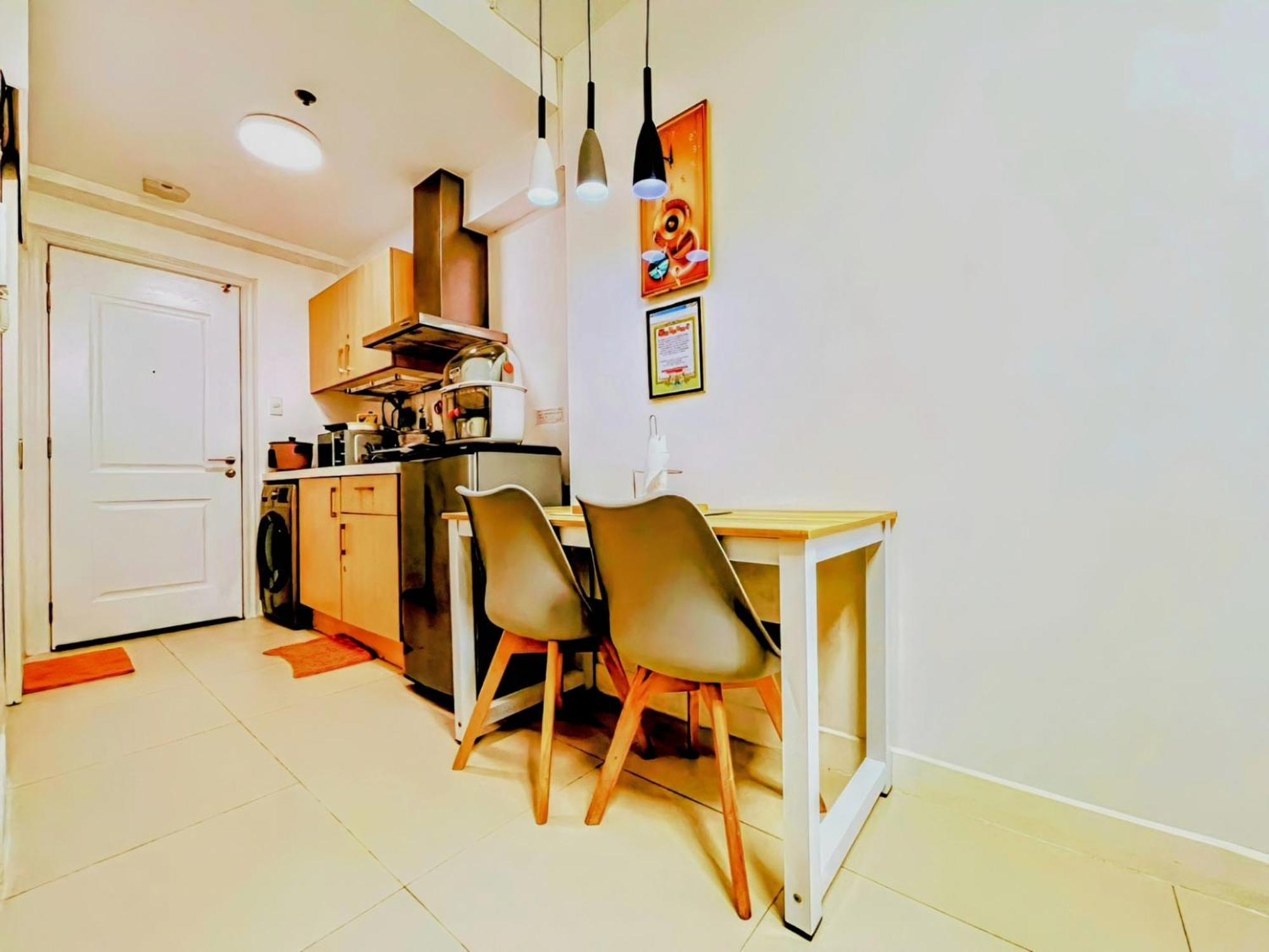 Acellyne'S Suites At The Residences At Commonwealth By Century Quezon City Ruang foto